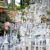 François Monthoux a créé une nouvelle citadelle éphémère en lisière d'une forêt proche de Bière (VD). KEYSTONE/LAURENT GILLIERON